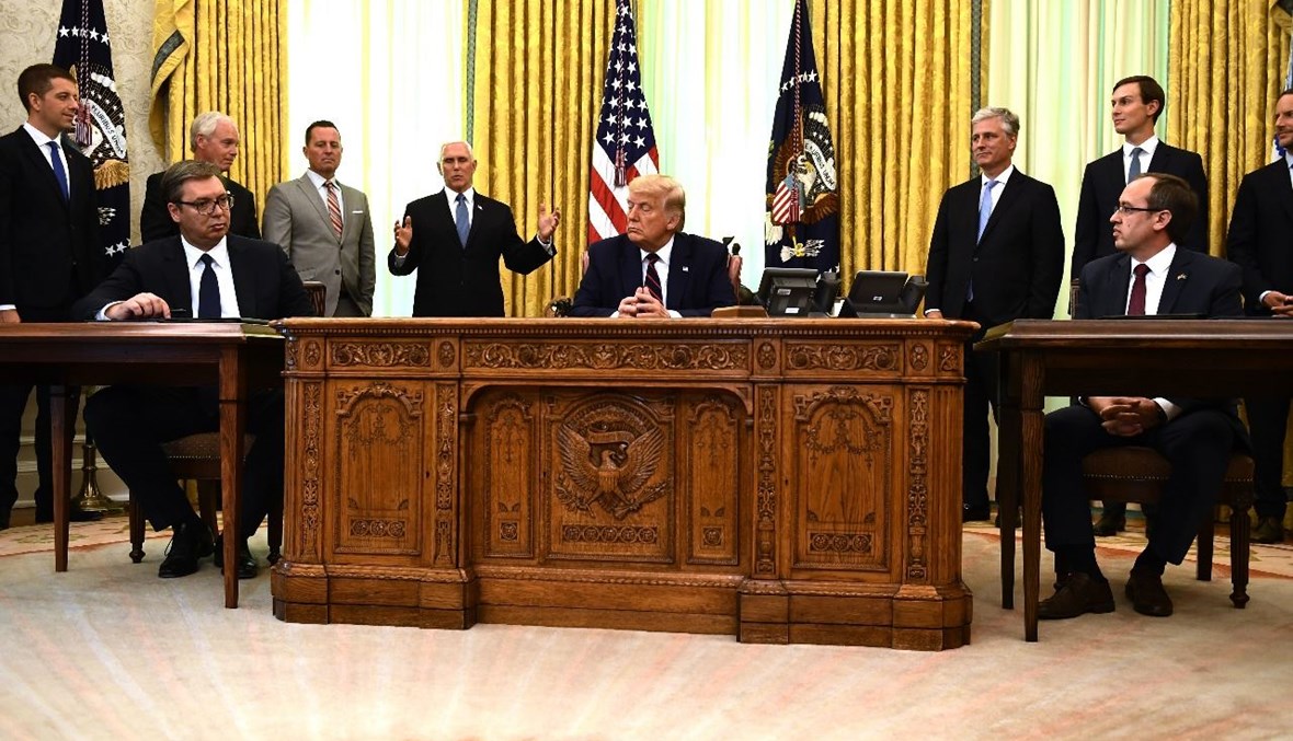ترامب وهوتي (الى اليمين) وفوتشيتش يستمعون إلى بنس خلال الاحتفال بتوقيع الاتفاق في البيت الأبيض (4 أيلول 2020، أ ف ب).