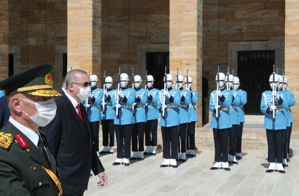 إردوغان خلال استقبال رسمي في أنقرة (أ ف ب).