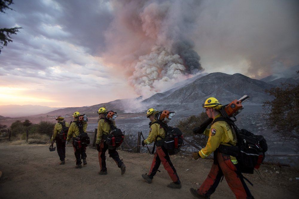 رجال إطفاء على مقربة من حريق هائل في يوكايبا بكاليفورنيا (5 أيلول 2020، أ ب).