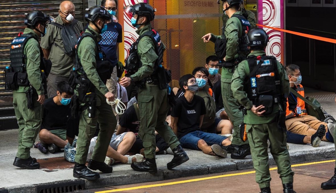 الشرطة تحتجز أشخاصًا بعدما دعا متظاهرون إلى مسيرة احتجاجية في هونغ كونغ (6 أيلول 2020، أ ف ب).