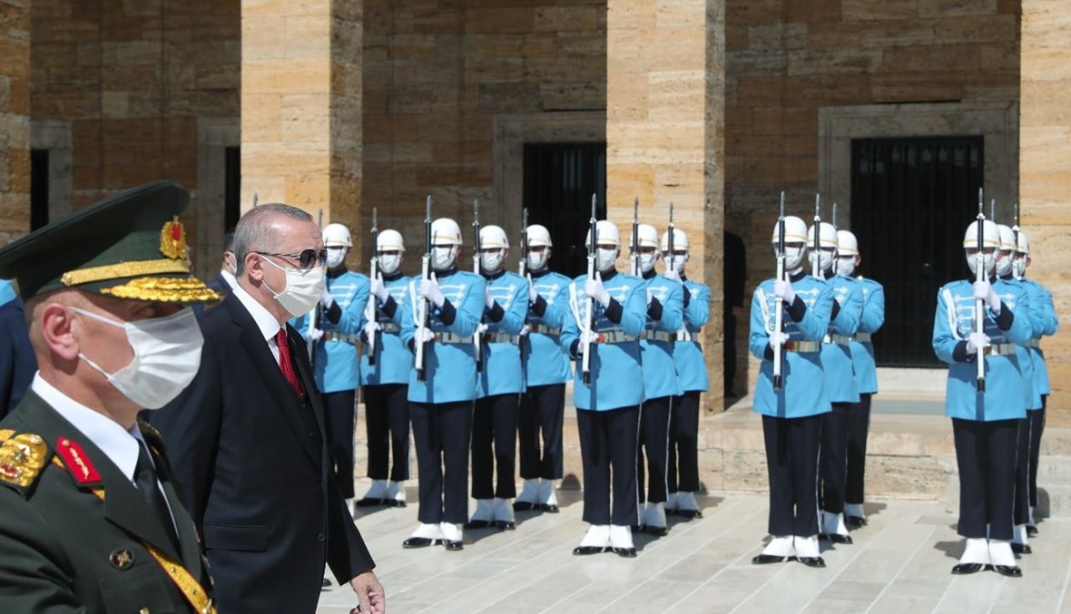 إردوغان خلال احتفال بالذكرى الـ98 ليوم النصر، في أنيتكابير، ضريح أتاتورك، في أنقرة (30 أب 2020، أ ف ب).