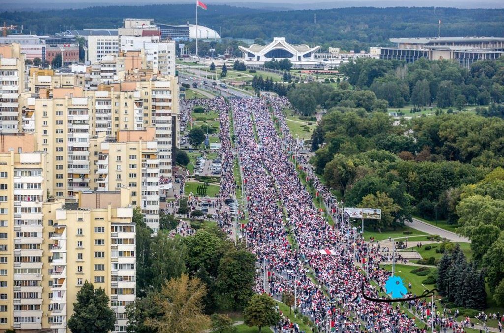 تظاهرة حاشدة للمعارضة في بيلاروس (أ ف ب).
