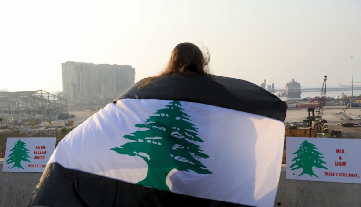 امرأة تنظر الى الدمار في مرفأ بيروت (4 أيلول 2020، أ ف ب).