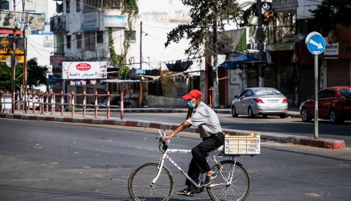 رجل فلسطيني يقود دراجته في مدينة غزة (7 أيلول 2020، أ ف ب). ف ب).