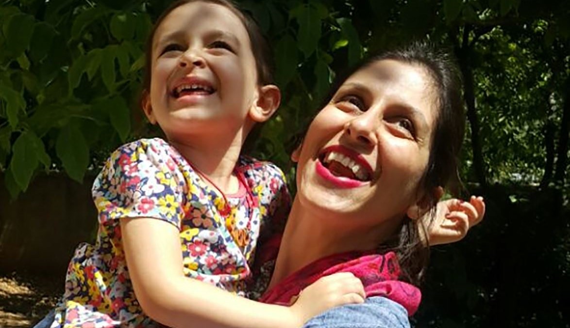 نازانين زاغاري راتكليف وابنتها غابرييلا في دماوند في إيران (أ ف ب).
