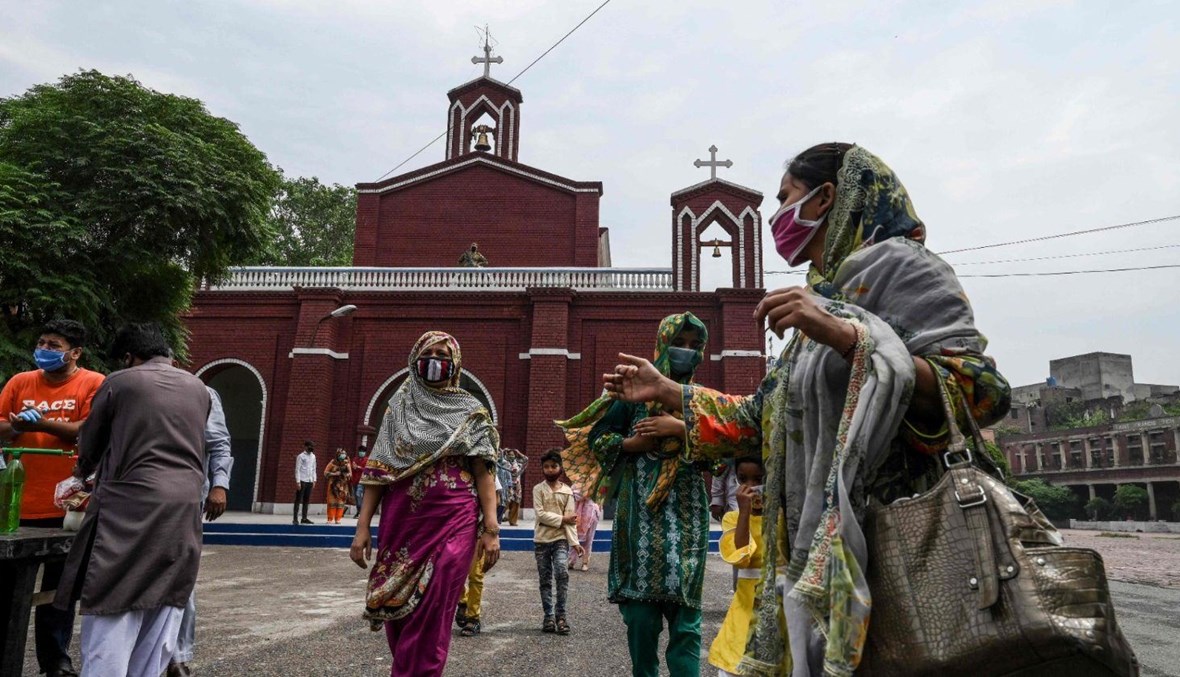 مؤمنون مسيحيون أمام كنيسة في باكستان (أ ف ب).