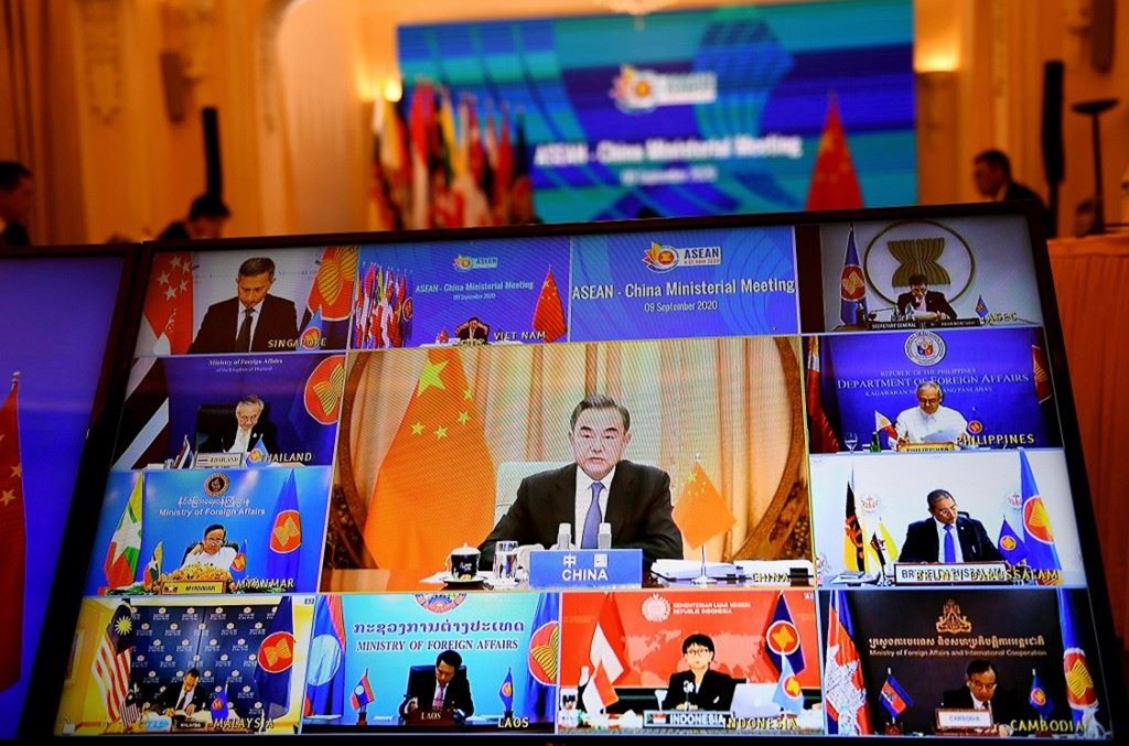 وزير الخارجية الصيني خلال مؤتمر عبر الشاشة (ا ف ب)