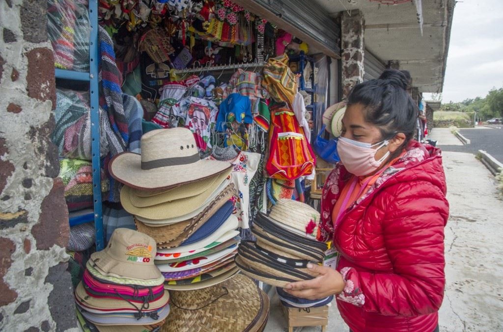 بائعة قبعات في المكسيك