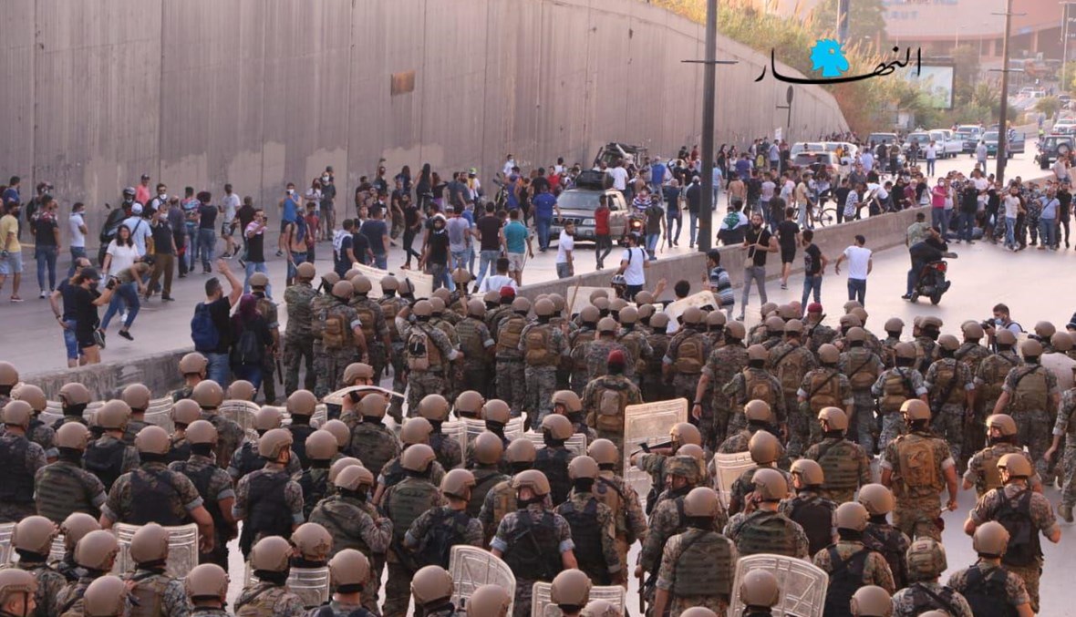 الجيش يفصل بين تظاهرتين على طريق قصر بعبدا (حسن عسل).