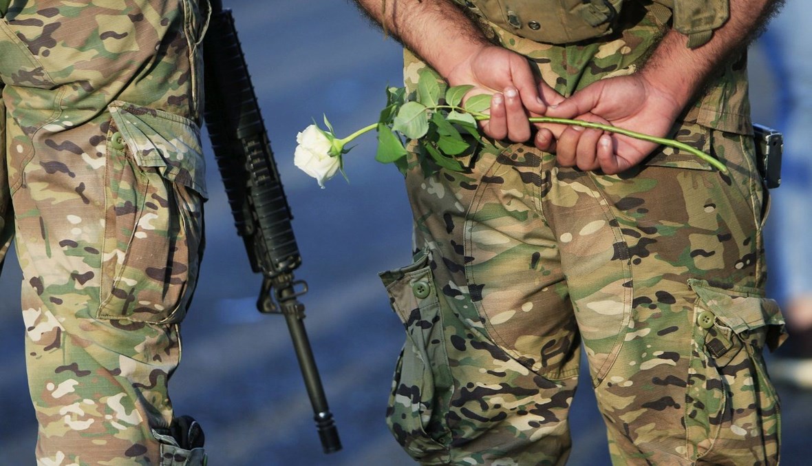 صورة لجندي لبناني يحمل وردة