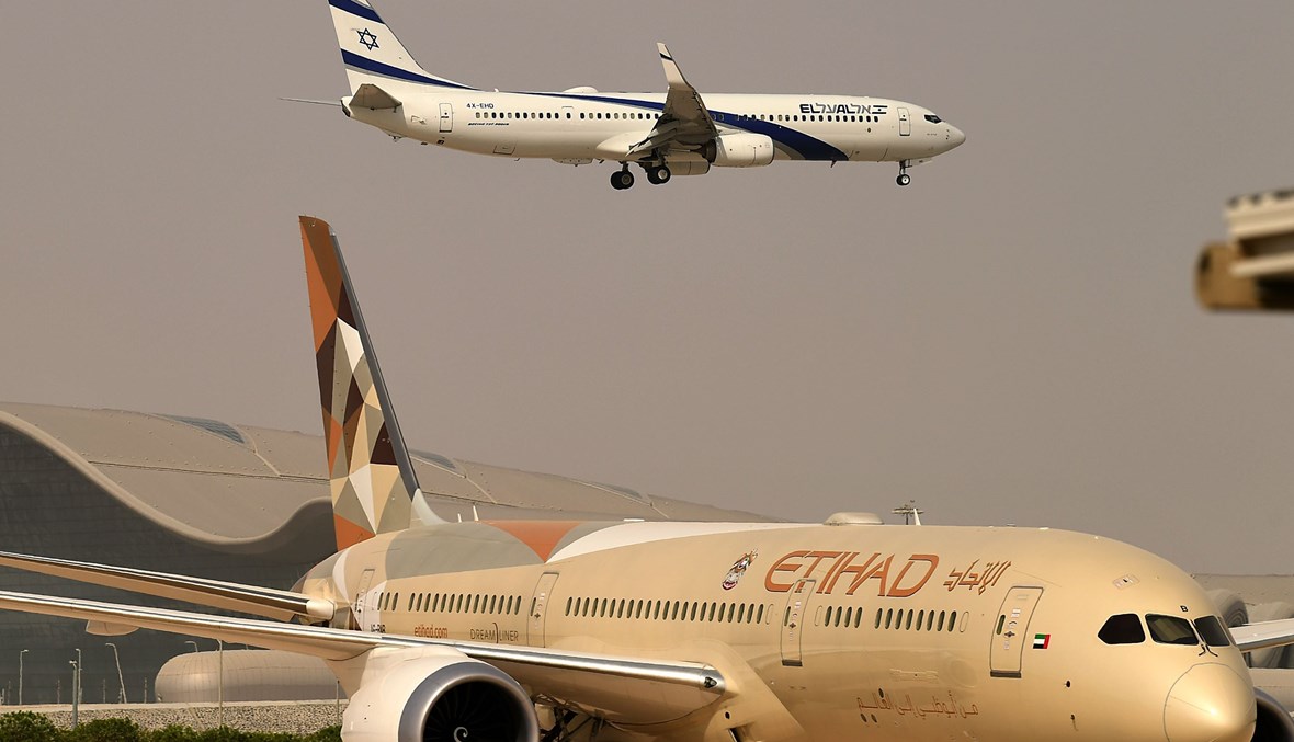 طائرة إسرائيلية تحطّ في مطار أبوظبي (أ ف ب).
