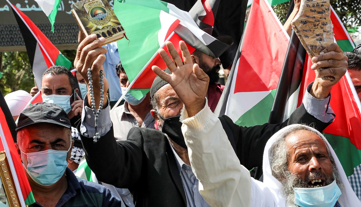 فلسطينيون في تظاهرة ضد التطبيع في نابلس (أ ف ب).