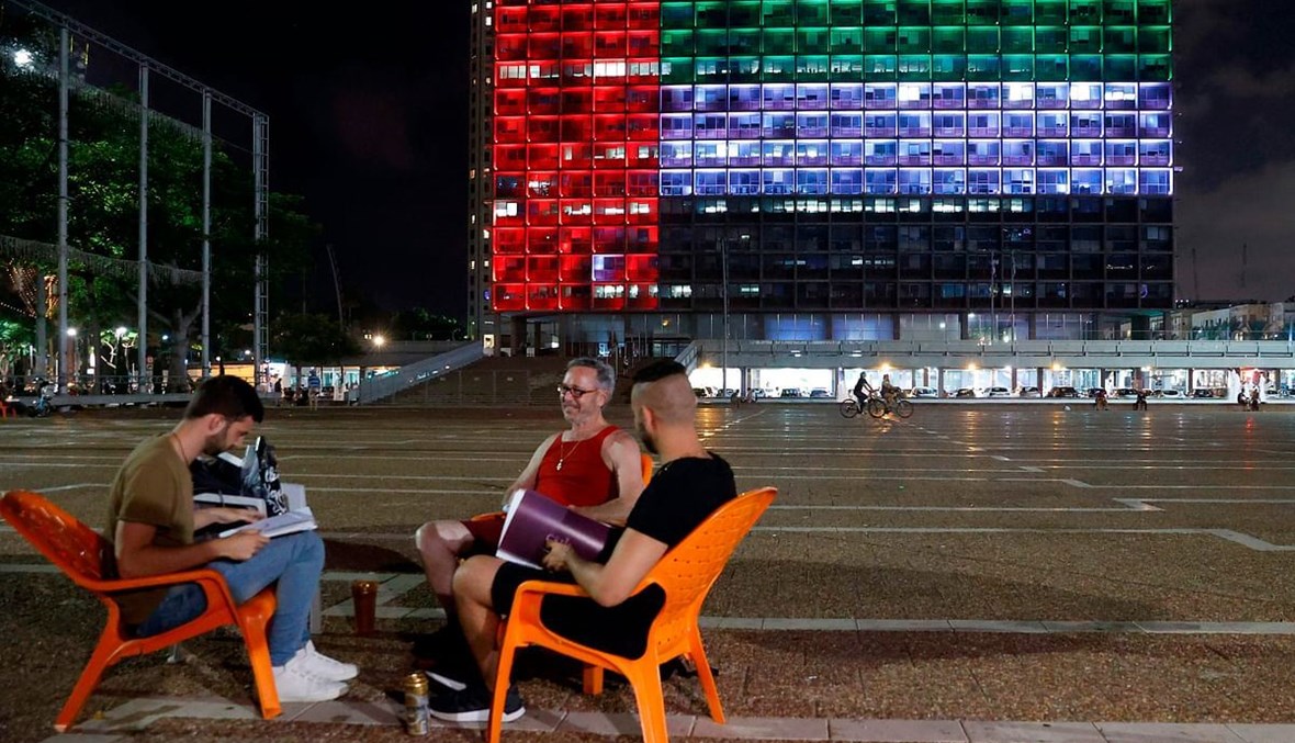 إضاءة مقرّ المدينة في تل أبيب بالعلم الإماراتي (تعبيرية- أ ف ب).