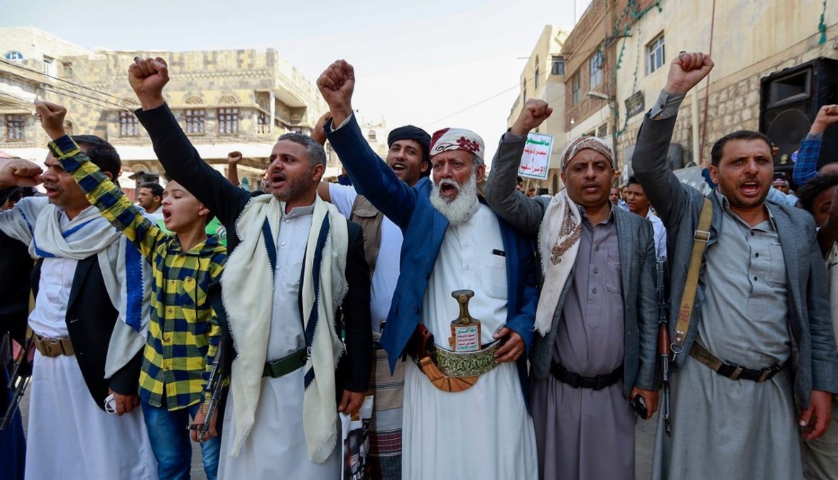 أنصار لحركة الحوثي يرددون هتافات خلال تجمع لإحياء ذكرى وفاة الإمام الشيعي زيد بن علي في العاصمة صنعاء (14 أيلول 2020، أ ف ب). 
