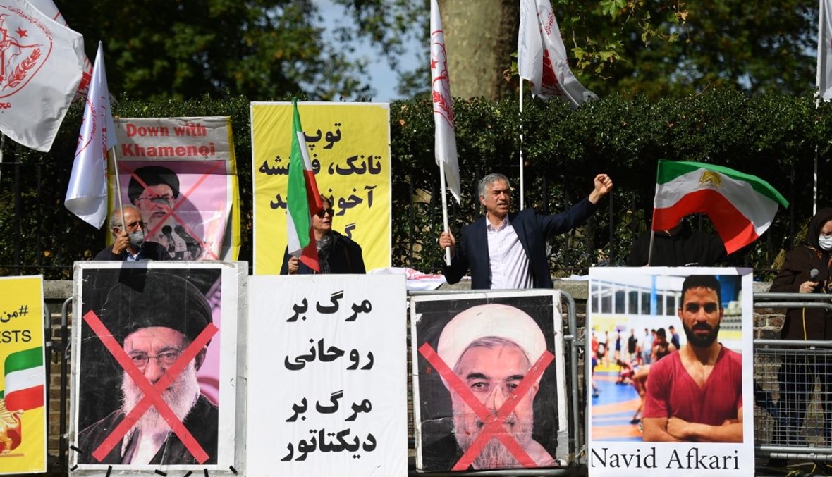 متظاهرون تجمعوا أمام السفارة الإيرانية في لندن، احتجاجا على إعدام المصارع الإيراني نويد أفكاري (12 أيلول 2020، أ ف ب). 
