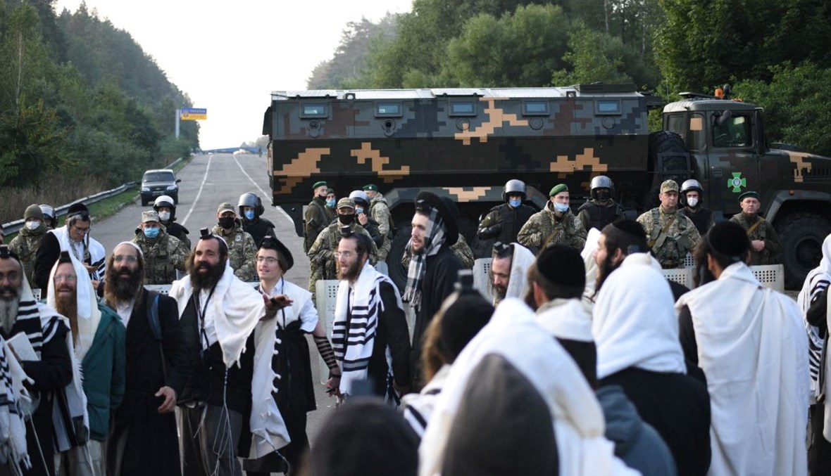 حجاج يهود عالقون عند المعبر الحدودي البيلاروسي- الأوكراني (16 أيلول 2020، أ ف ب). 