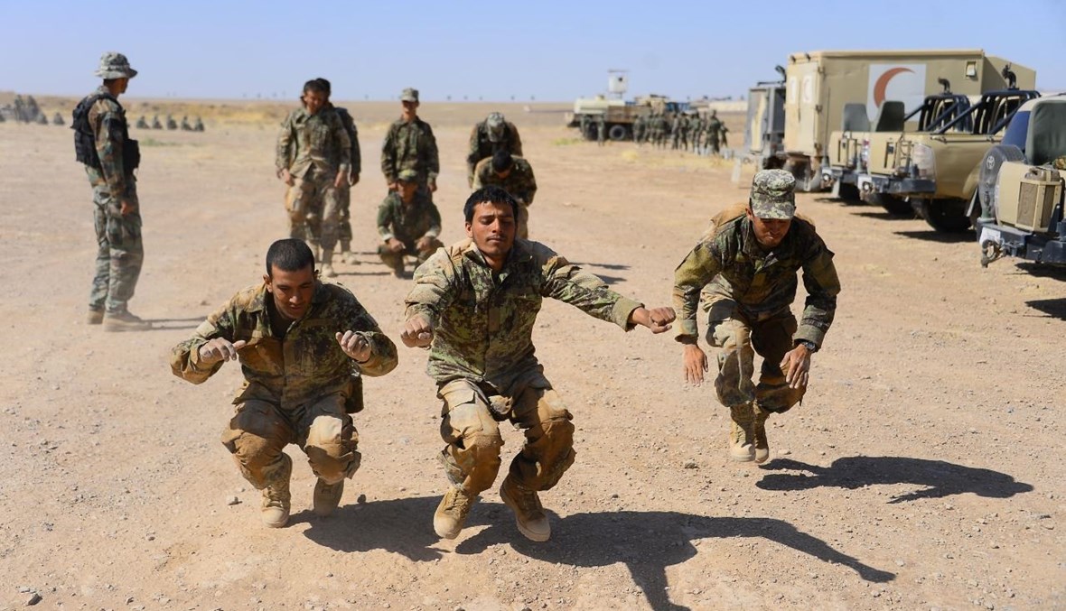 جنود أفغان يتدربون في مركز تدريب للجيش في ظفر في منطقة غوزارا بولاية هرات (14 أيلول 2020، أ ف ب). 