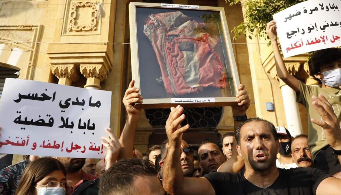 نفذ عناصر من فوج إطفاء  اعتصاما أمام مبنى بلدية بيروت للمطالبة بحقوقهم