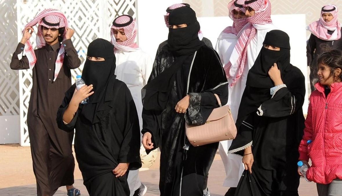 رجال ونساء سعوديون يحضرون مهرجان الملك عبد العزيز للإبل في رماح بالسعودية (19 ك2 2018، أ ف ب). 