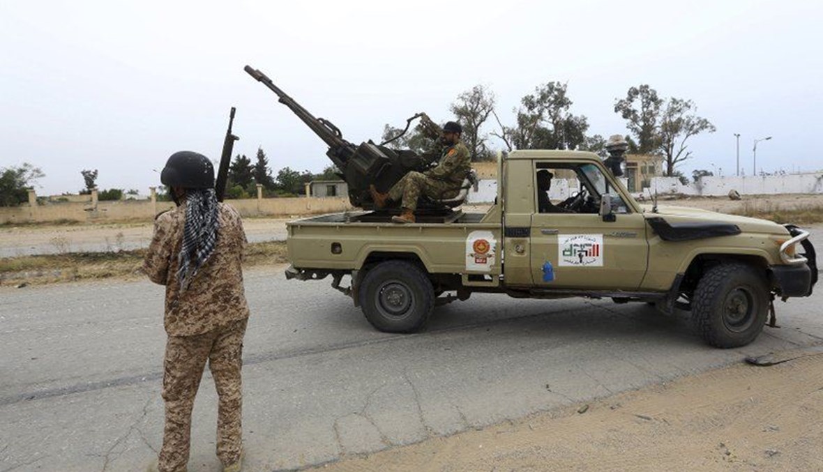 قوات حكومة طرابلس خلال اشتباكات مع قوات حفتر جنوب العاصمة طرابلس بليبيا (21 أيار 2019، أ ب). 
