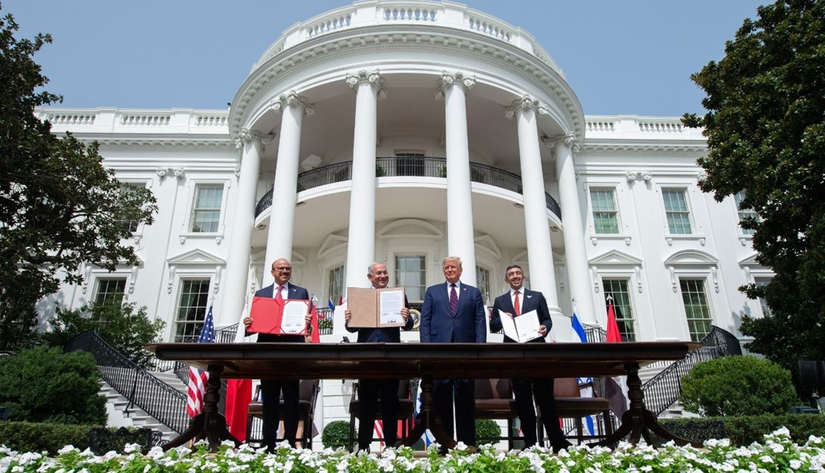 الزياني، نتنياهو، ترامب، وعبد الله بن زايد آل نهيان يرفعون الوثائق بعد توقيع اتفاق إبراهيم في البيت الأبيض (15 أيلول 2020، أ ف ب). 