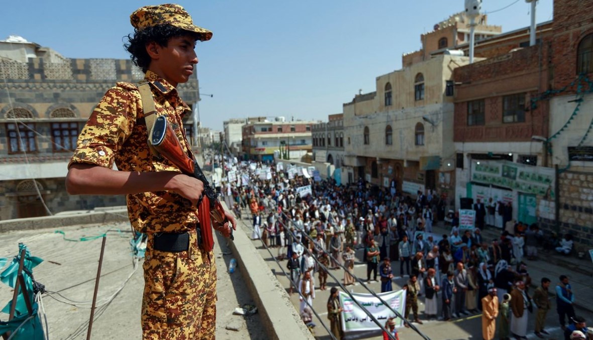 مقاتل من الحوثيين يقف على سطح مبنى في صنعاء خلال تجمع لإحياء ذكرى الإمام الشيعي زيد بن علي (14 أيلول 2020، أ ف ب). 