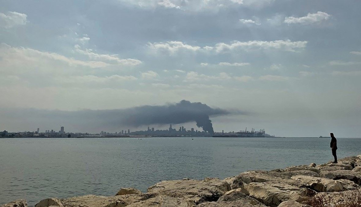الدخان المتصاعد من مرفأ بيروت (أ ف ب).