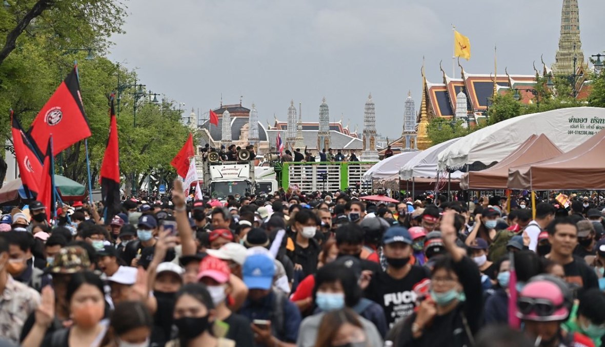 حشود من المتظاهرين المناهضين للحكومة يشاركون في مسيرة مؤيدة للديموقراطية في بانكوك (20 أيلول 2020، أ ف ب). 