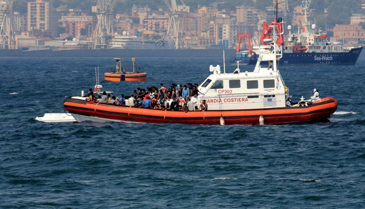 زورق تابع لخفر السواحل الإيطالي ينقل مهاجرين نحو ميناء باليرمو بصقلية (17 أيلول 2020، أ ف ب). 