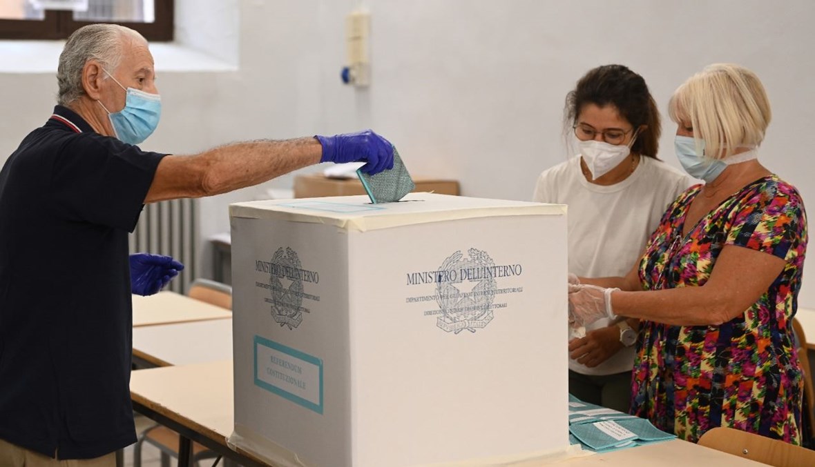 رجل يدلي بصوته في مركز اقتراع في وسط روما (20 أيلول 2020، أ ف ب).