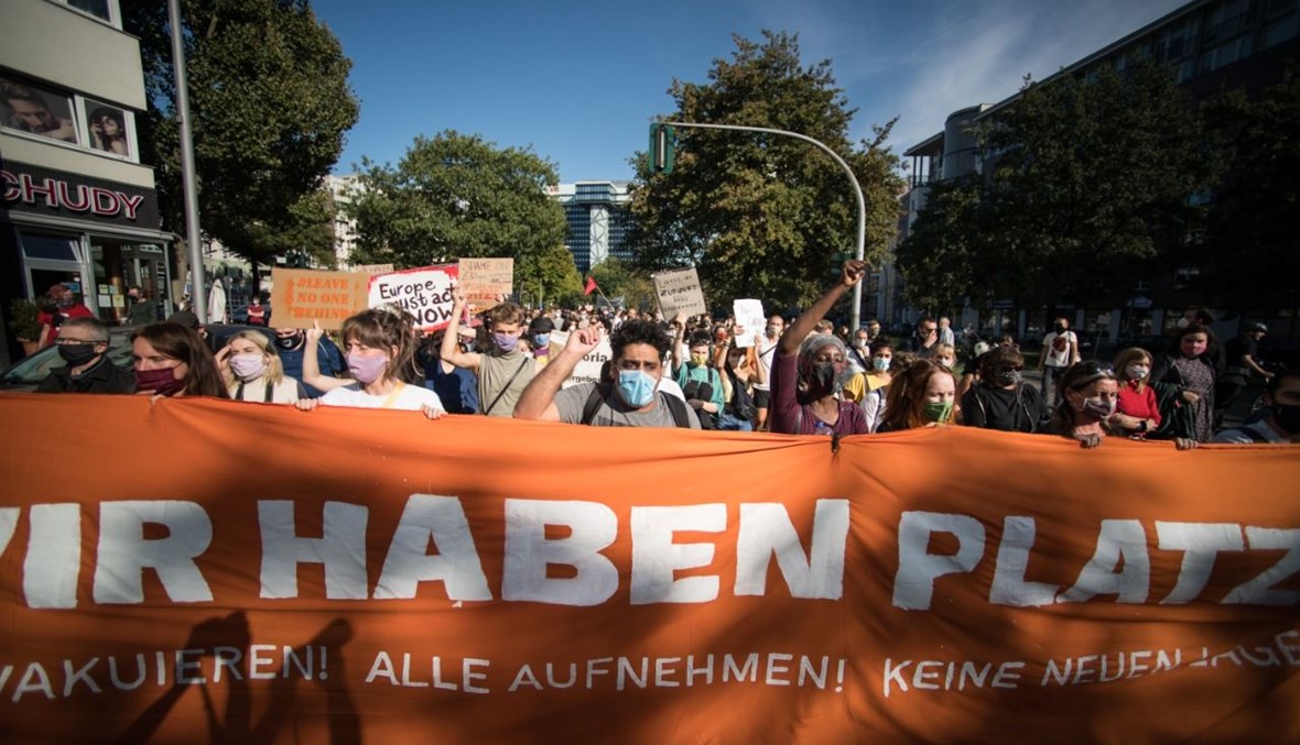 متظاهرون في برلين للمطالبة بإخلاء مخيمات المهاجرين في اليونان (20 أيلول 2020، أ ف ب). 