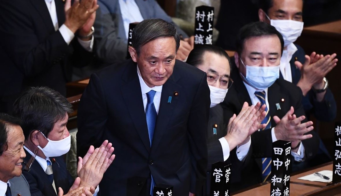 تصفيق لسوغا بعد انتخابه رئيسًا لوزراء اليابان في مجلس النواب في طوكيو (16 أيلول 2020، أ ف ب). 