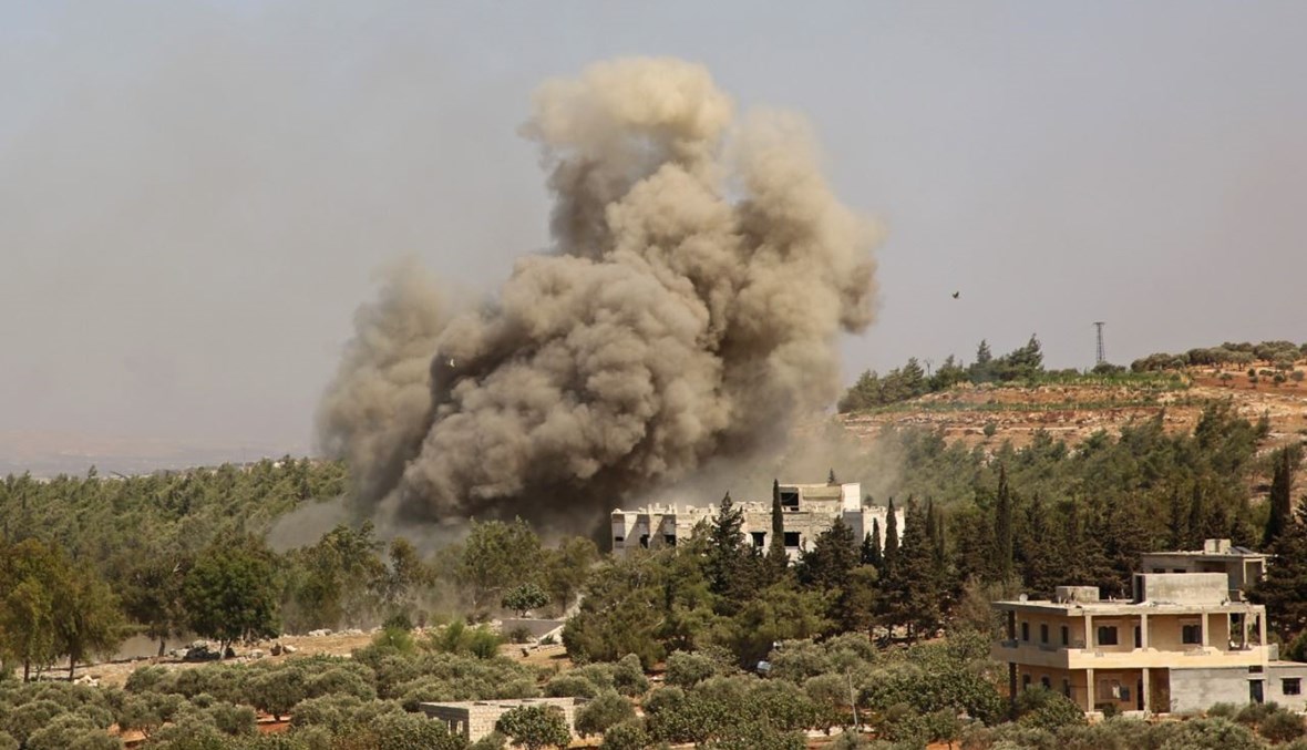 دخان يتصاعد بعد غارة جوية روسية على الريف الغربي لمحافظة إدلب السورية (20 أيلول 2020، أ ف ب). 