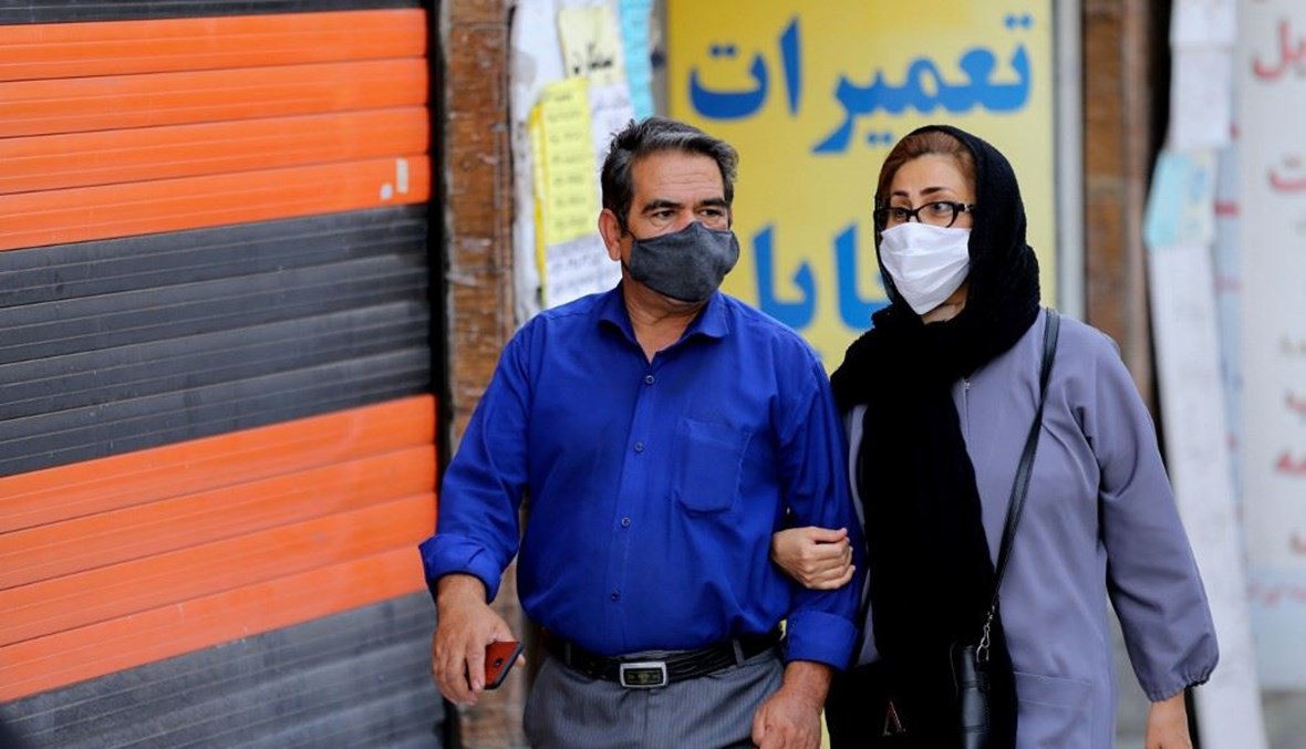 إيراني وزوجته في أحد شوارع طهران أمس.	(أ ف ب)