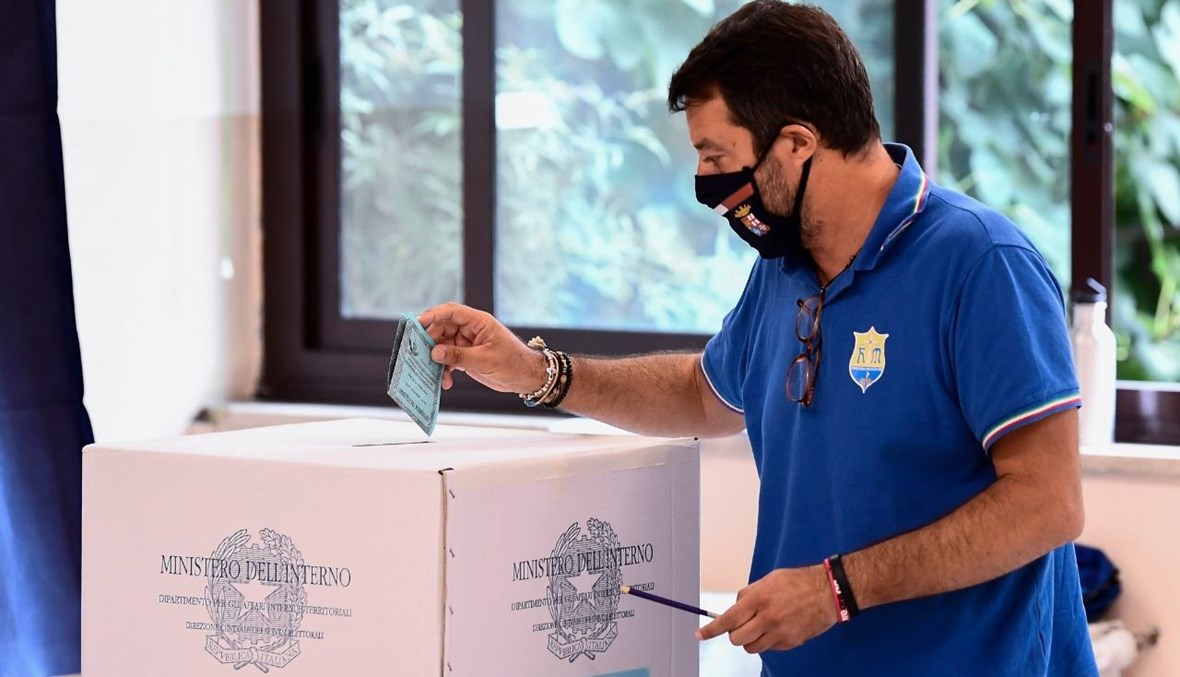 رئيس حزب الرابطة ماتيو سالفيني يدلي بصوته في ميلانو (21 أيلول 2020، أ ف ب). 