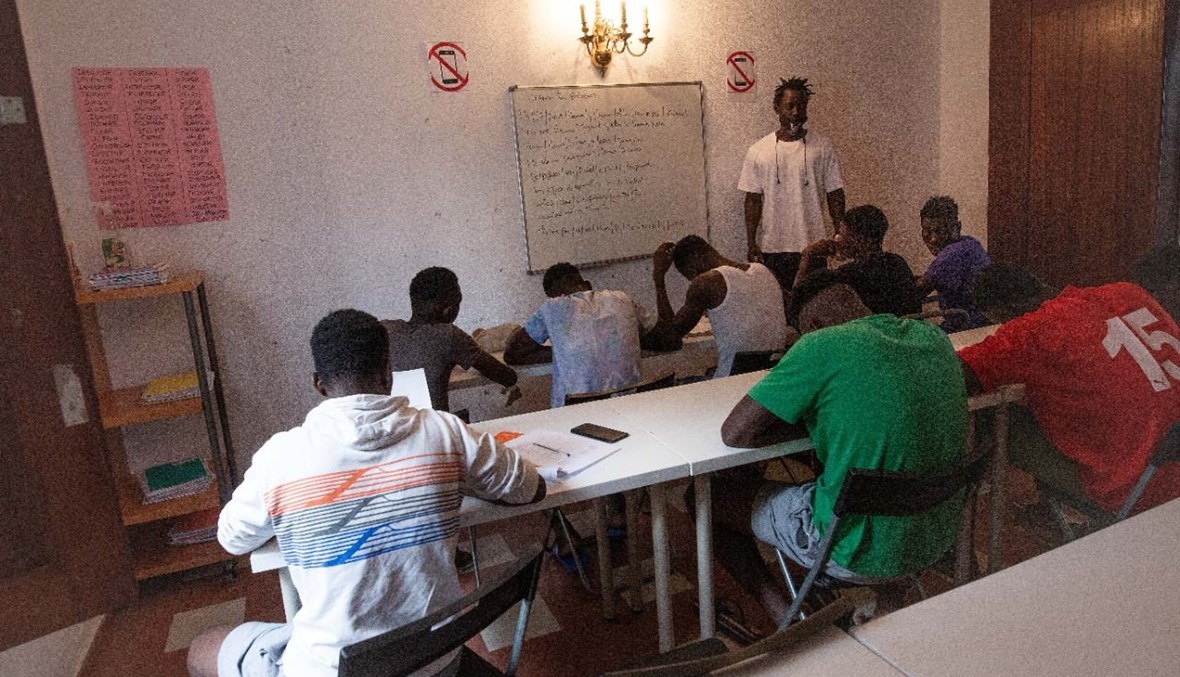 مهاجرون وافدون حديثا إلى جزر الكناري يتعلمون الإسبانية في أحد مراكز الاستقبال في غران كناريا (15 أيلول 2020، أ ف ب). 