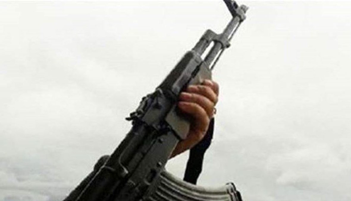 إشكال بين أفراد من العائلة الواحدة في بريتال... قذائف صاروخية واحتراق منازل (فيديو)