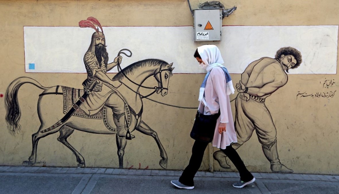 امرأة تمشي في أحد الشوارع في طهران (20 أيلول 2020، أ ف ب). 