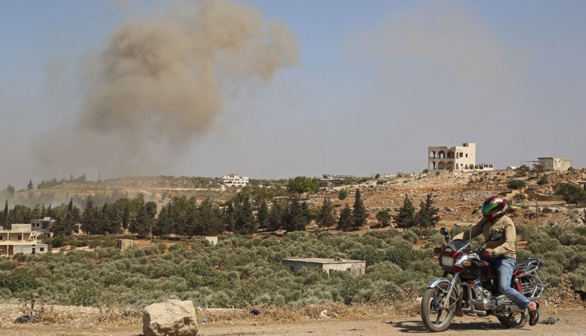 دخان يتصاعد في أعقاب غارة جوية روسية على الريف الغربي لمحافظة إدلب السورية )20 أيلول 2020، أ ف ب). 