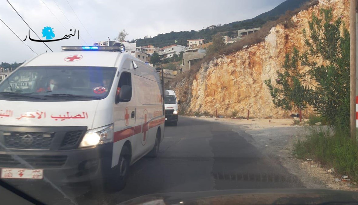 سيارة الصليب الأحمر تغادر البلدة (أحمد منتش). 