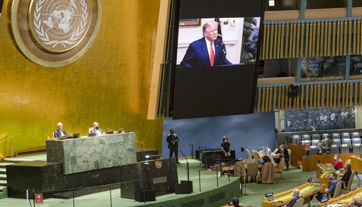الرئيس الاميركي دونالد ترامب يلقي خطابه أمام الجمعية العمومية للأمم المتحدة عبر الشاشة أمس.(أ ف ب)