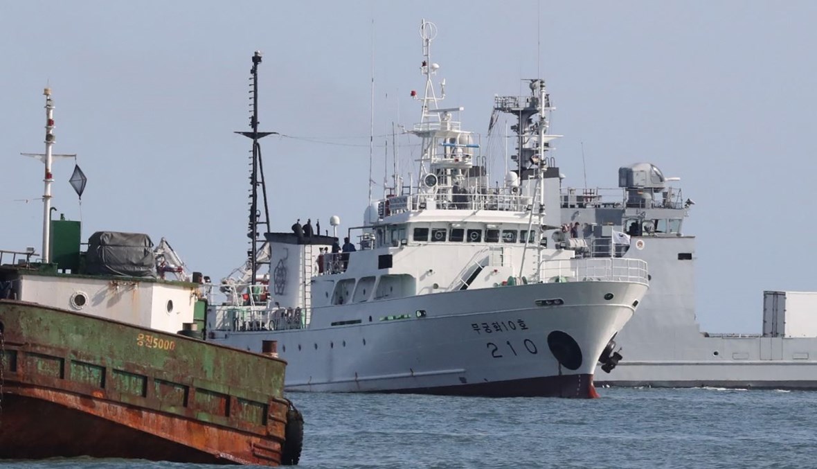 سفينة مصايد الأسماك "موغونغهوا 10" راسية قبالة جزيرة يونبيونغ الحدودية الغربية (24 أيلول 2020، أ ف ب).  