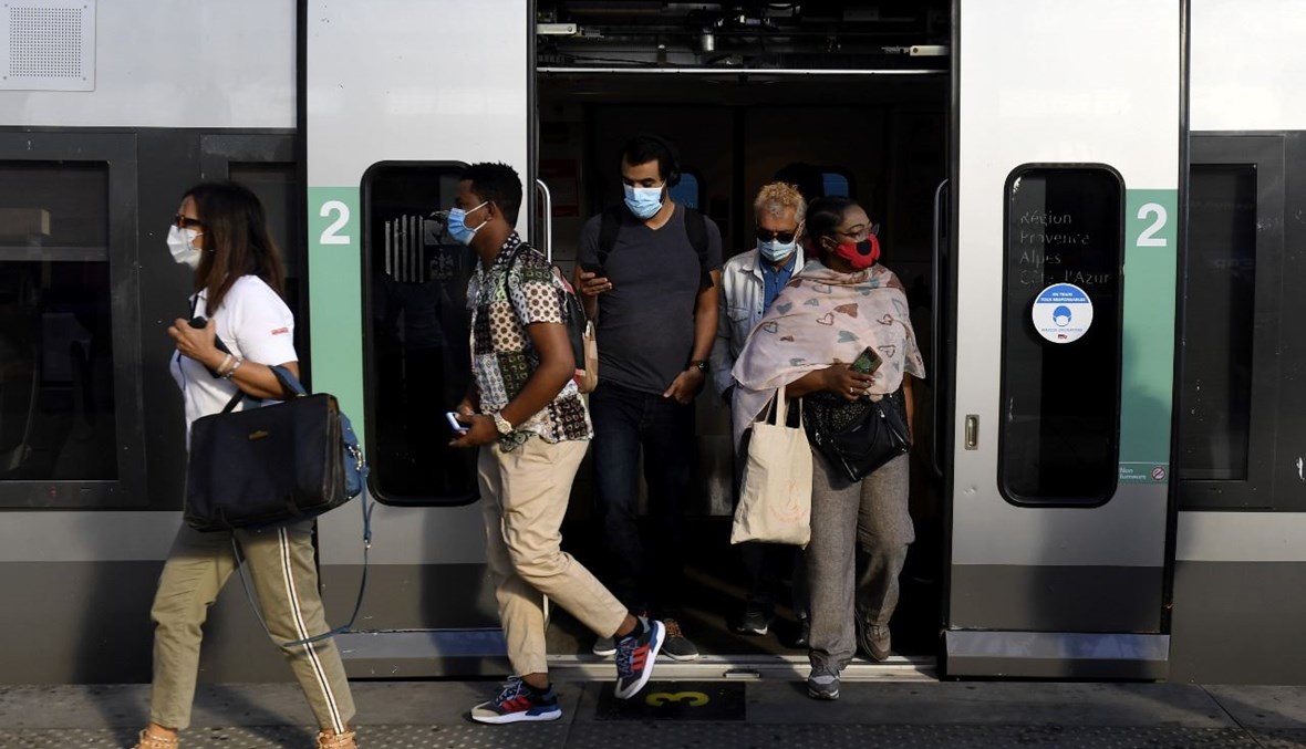 ركاب ينزلون من قطار في محطة سانت تشارلز في مرسيليا جنوب شرق فرنسا )21 أيلول 2020، أ ف ب). 