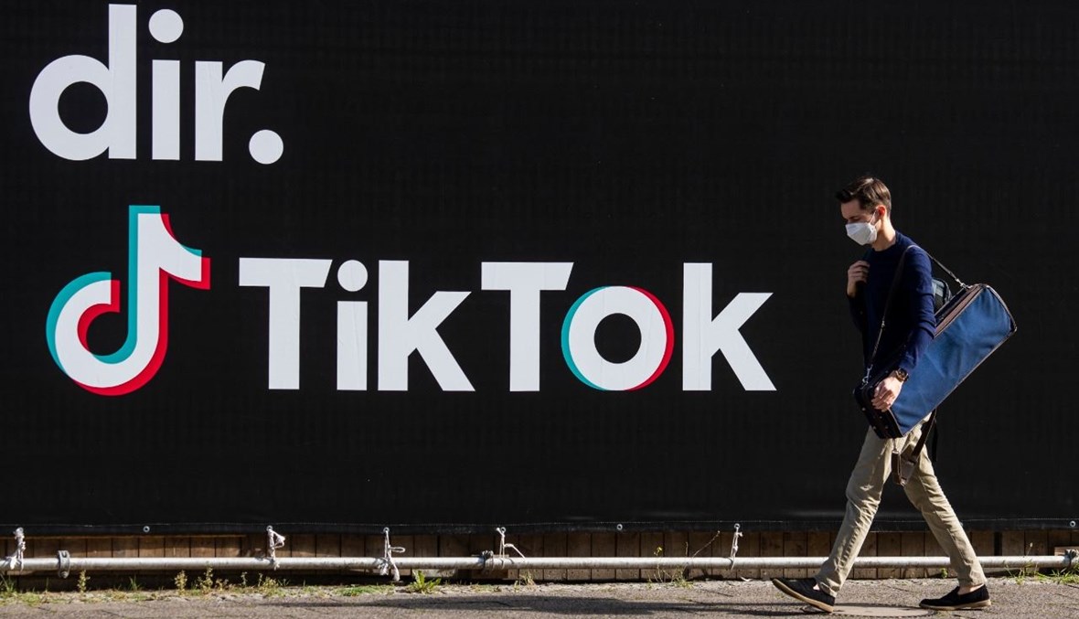 رجل يمر بالقرب من إعلان ألماني لـ"تيك توك" في برلين (23 أيلول  2020، أ ف ب). 