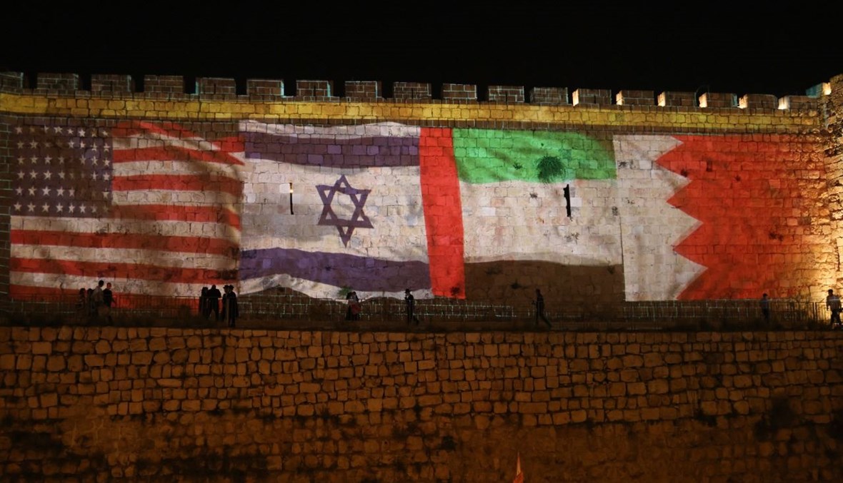 إضاءة اعلام اميركا وإسرائيل والإمارات والبحرين على أسوار البلدة القديمة في القدس (15 أيلول 2020، أ ف ب). 