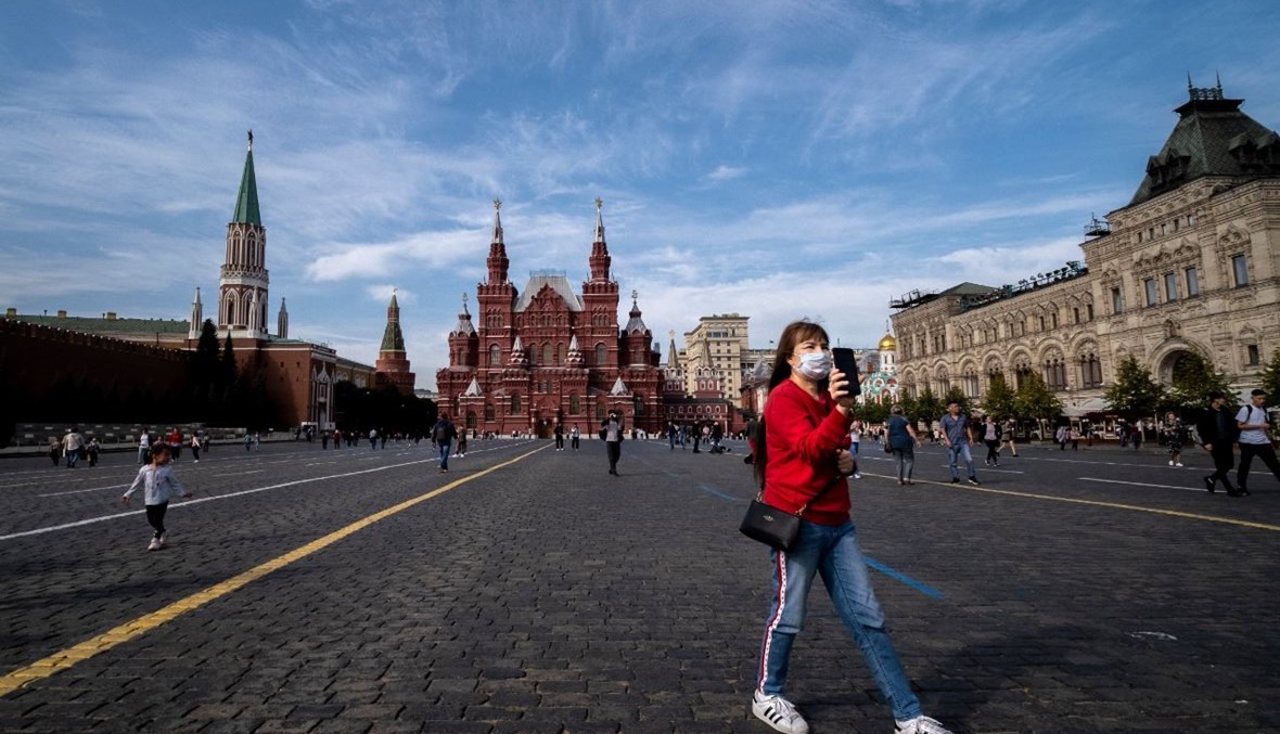 امرأة تمشي في الساحة الحمراء في وسط موسكو (24 أيلول 2020، أ ف ب). 