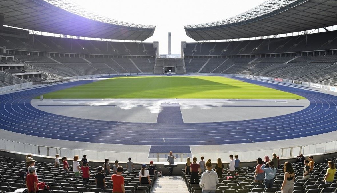 فرقة موسيقية للأطفال تجري بروفة في الملعب الأولمبي ببرلين مع تطبيق قواعد التباعد الاجتماعي الاربعاء.   (أ ف ب)