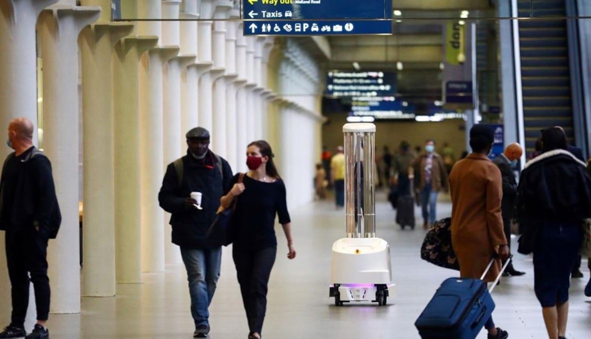روبوتات مسلّحة بالأشّعة فوق البنفسجيّة تلاحق فيروس كورونا داخل محطّة قطارات في لندن.