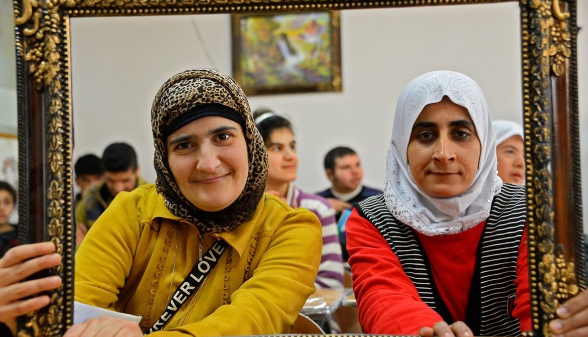 فتيات ذوات الاحتياجات الخاصة يحضرن درسًا في مركز فخري الدباغ في الجانب الشرقي من مدينة الموصل شمال العراق (25 شباط 2020، أ ف ب). 
