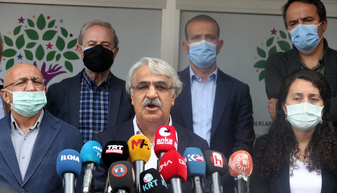 سانجار (في الوسط) يعقد مؤتمرا صحافيا في مقر الحزب في أنقرة  (25 أيلول 2020، أ ف ب). 